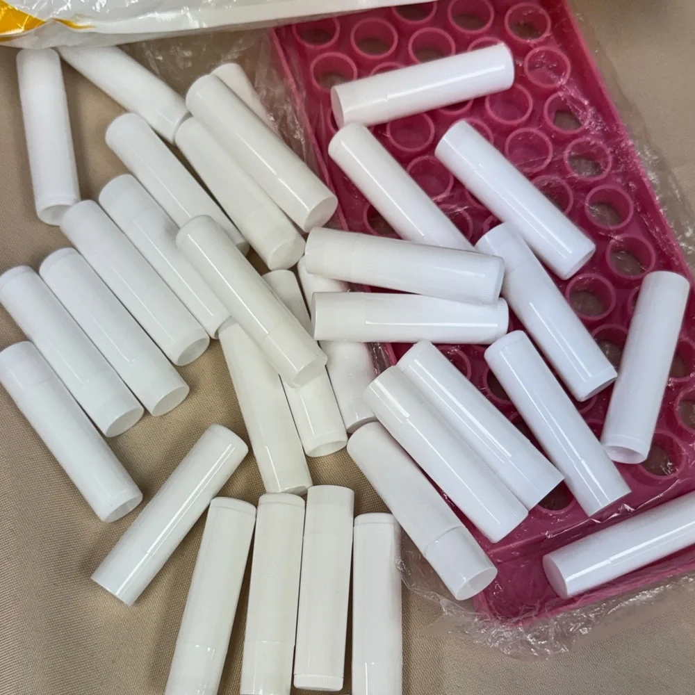 Lip Balm Making Kit Blank White Lip Balm Tubes for DIY Cosmetics and pink tray